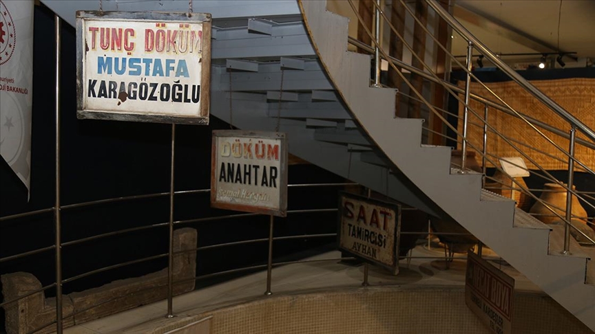 Tokat Şehir Müzesinde geçmişin izini taşıyan iş yeri tabelaları sergileniyor