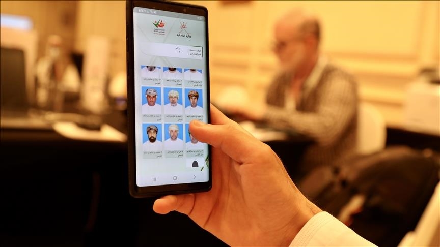 عُمان.. أول انتخابات بلدية بالهواتف الذكية بمشاركة 39 بالمئة 