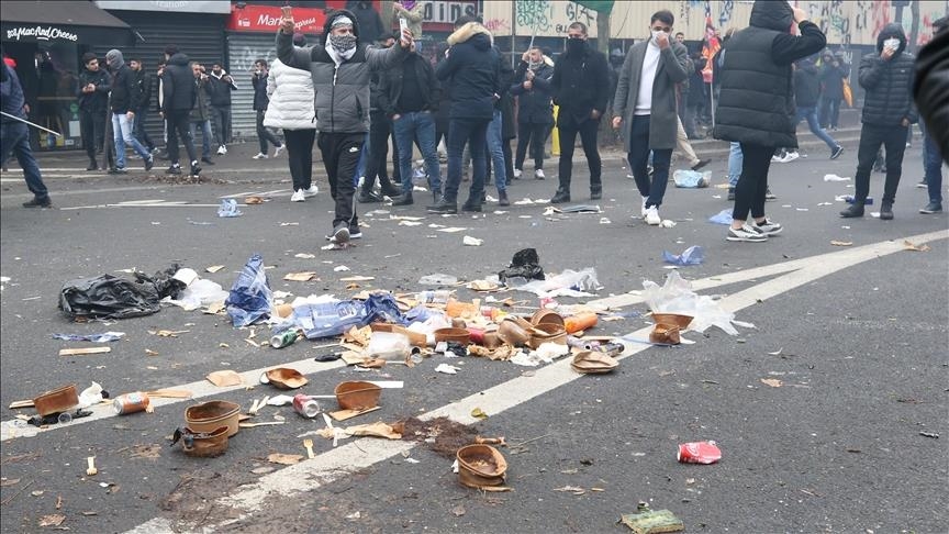Warga Paris terkejut atas kekacauan oleh pendukung PKK pada Malam Natal
