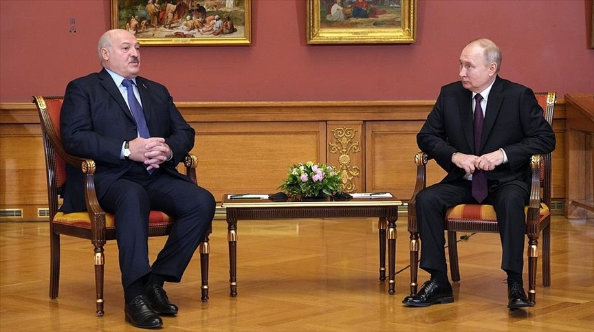 Путин отметил, что находится в постоянном контакте с Лукашенко