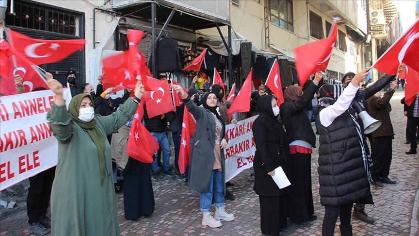 Hakkari'de aileler çocukları için HDP İl Başkanlığı önünde eylem yaptı