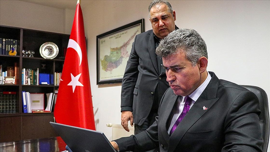 Türkiye'nin Lefkoşa Büyükelçisi Feyzioğlu, "Yılın Fotoğrafları" oylamasında "Mavi çizgilerimiz var"ı tercih etti