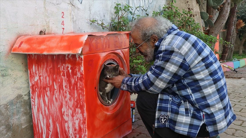 Hurda çamaşır makinesi ve atıklardan "kedi evi" yapıyor