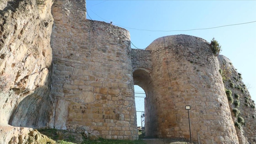 Ordu'daki 2 bin 200 yıllık Ünye Kalesi'nin restorasyonu devam ediyor