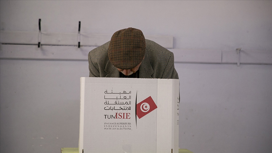 Tunus'ta erken genel seçimlere katılımın düşük olması ne anlama geliyor? 