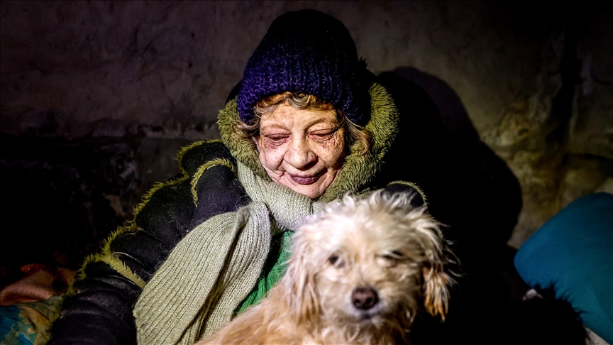 Mujer ucraniana recibirá el Año Nuevo en el sótano de un apartamento destruido en la región de Kiev