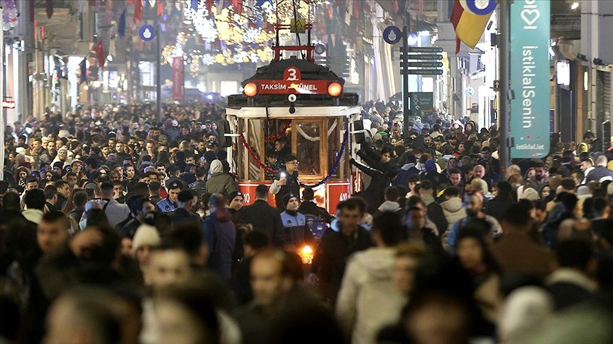 Yeni yıla saatler kala Taksim'de yoğunluk yaşanıyor