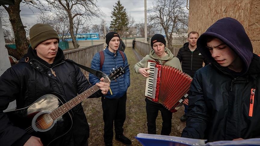 Украинские исполнители церковного хора пытаются скрасить тяготы военного конфликта