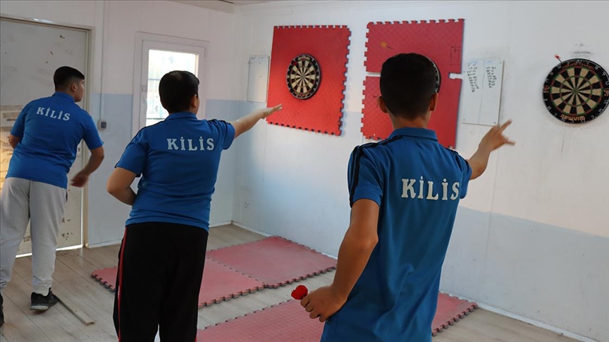 Kilis'te konteynerden yapılan salonda geleceğin dart şampiyonları yetişiyor