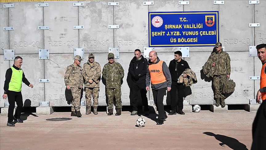 Bakan Soylu, Şırnak'taki Şehit Jandarma Yüzbaşı Yunus Çelebi Üs Bölgesi'nde incelemelerde bulundu