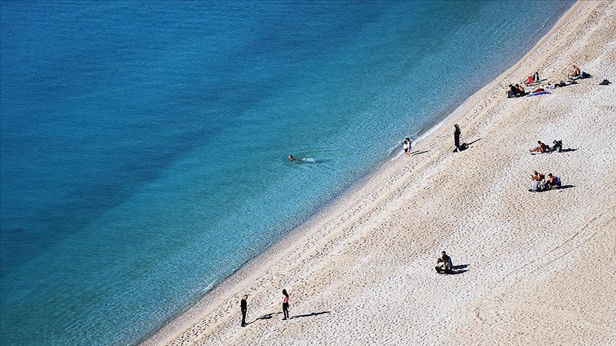Muğla'da vatandaşlar ve turistler yeni yılın ilk gününde denize girdi