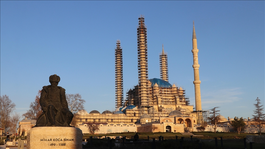 Selimiye Camisi restorasyona rağmen turist almayı sürdürüyor