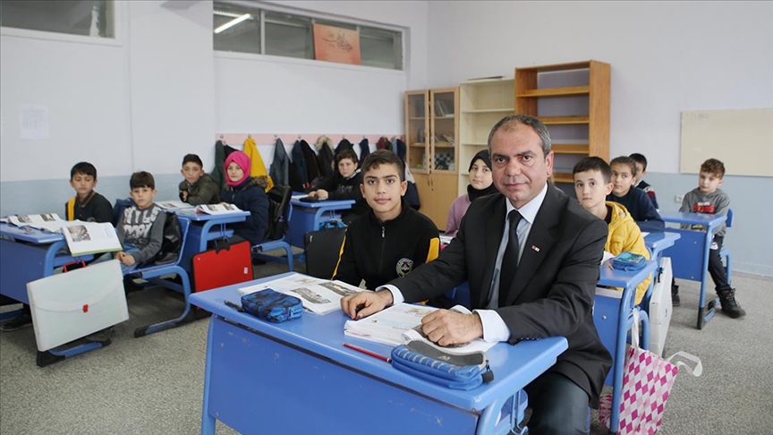 İlköğretim ve liseyi okuduğu okulda müdürlük yapıyor