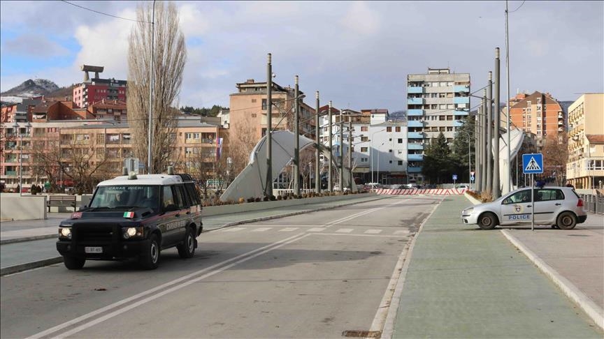 KFOR-i largon disa automjete që kanë mbetur nga barrikadat në veri të Kosovës