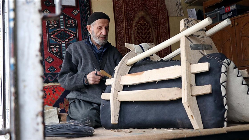 Elazığlı 65 yıllık semerci köylülerin talebiyle mesleğini bırakamıyor
