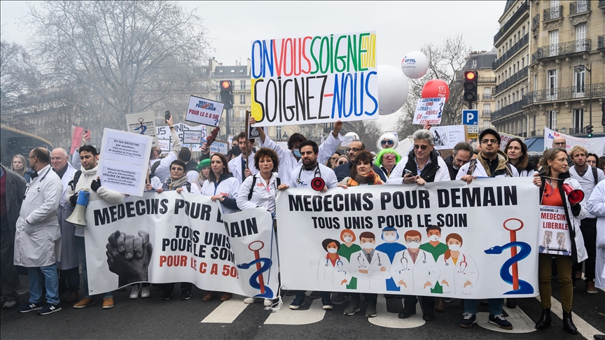 Paris'te pratisyen hekimler çalışma koşullarının iyileştirilmesi için gösteri düzenledi