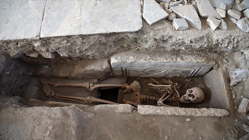 Kadıkalesi Antik Kenti'ndeki kilisede kadın mezarı bulundu