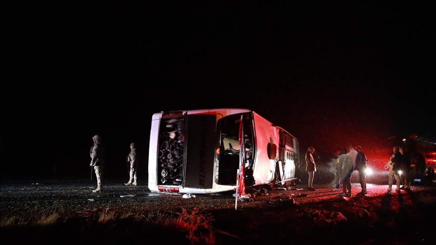 Diyarbakır'da yolcu otobüsünün devrilmesi sonucu 5 kişi öldü, 23 kişi yaralandı