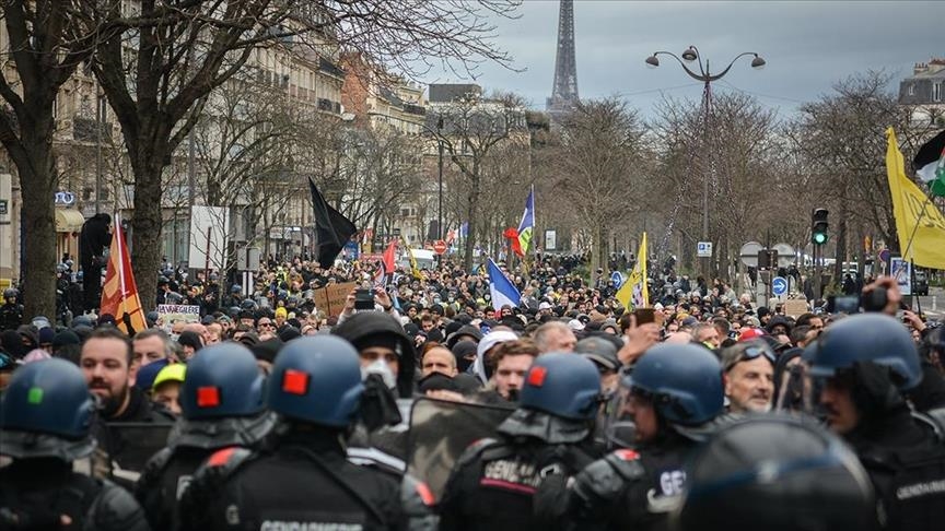 Thousands protest French government in Paris