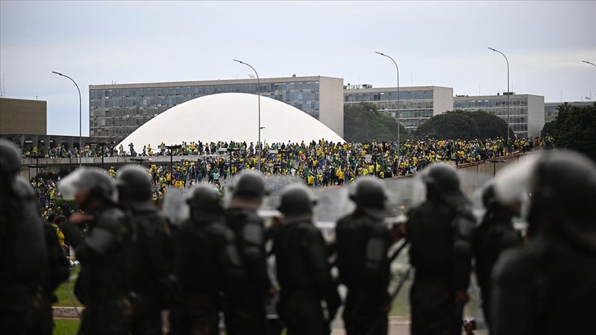 Brezilya'da yüzlerce Bolsonaro destekçisi Kongre binasını bastı