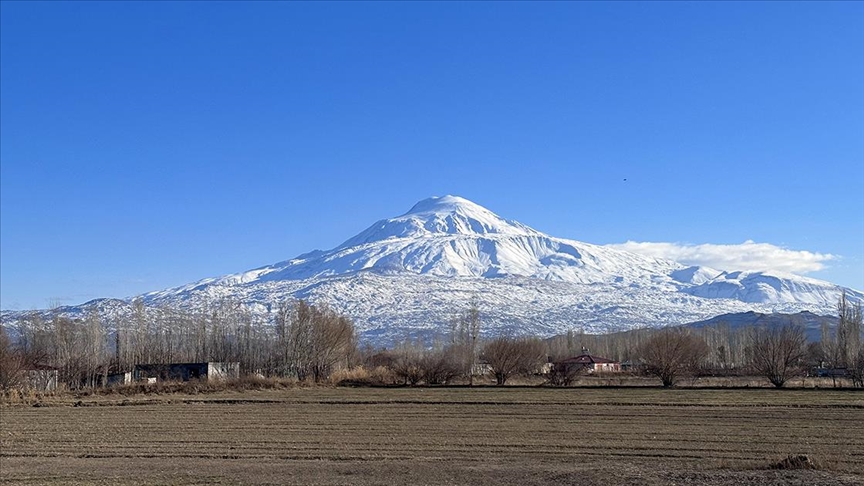 Ağrı Dağı'na 2,5 ay sonra kar yağdı