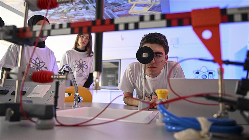 Üniversite öncesi eğitim verecek ilk atom atölyesi açıldı