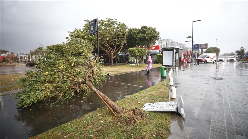 Antalya'da kuvvetli yağış ve fırtına etkili oldu