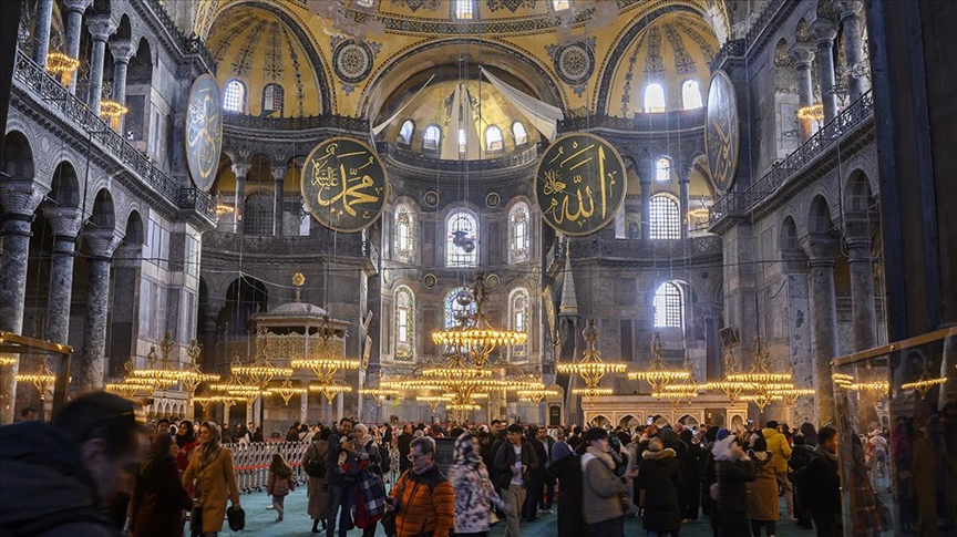 Ayasofya, yapımında kullanılan 30 farklı tür ve kökenden taşla "doğal taş müzesi" gibi