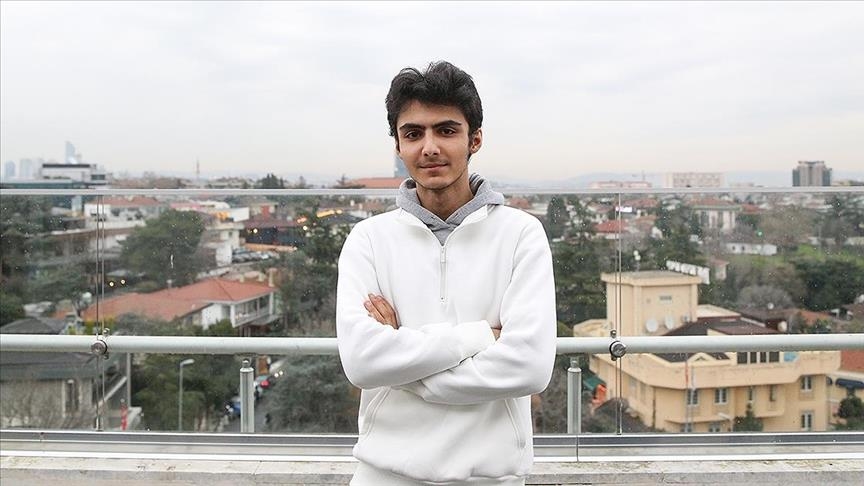 Young Turkish courier draws applause with exquisite piano recital at hotel