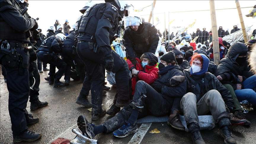 Hundreds riot in Berlin over eviction of anti-coal protest camp