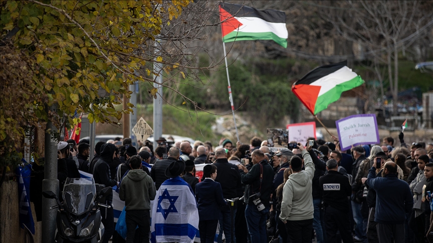 نشطاء إسرائيليون يشاركون في رفع العلم الفلسطيني بالقدس