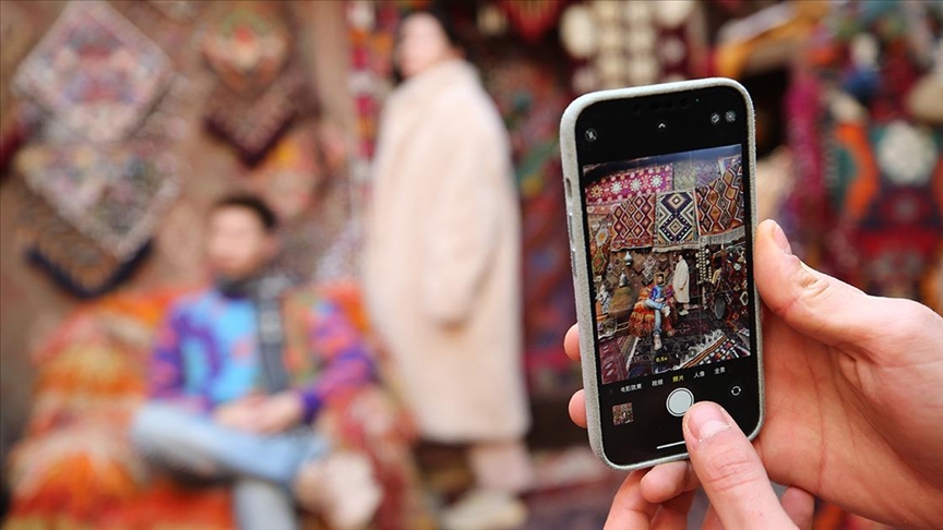 Halı mağazasını fotoğraf stüdyosuna dönüştürdü