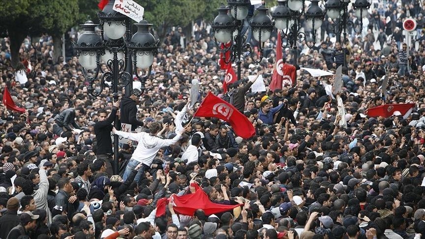 Tunisie : Des centaines d'opposants manifestent pour exiger le "départ" de Saïed