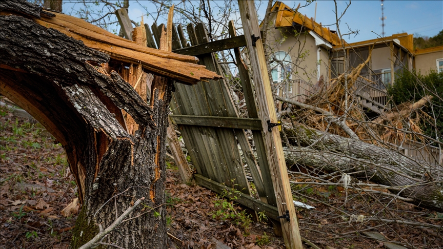 Severe storms, tornadoes hit southern US, killing 9 people