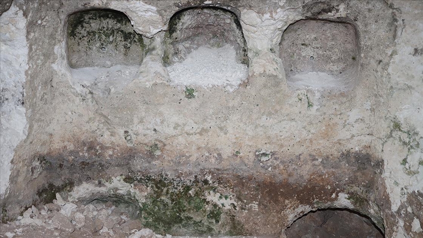 Van'da üzerinde "sunu alanı" bulunan 3 odalı Urartu mezarı tespit edildi