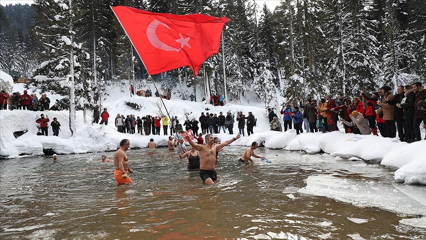 Rize'de 1700 rakımdaki gölde yüzme şenliği yapıldı