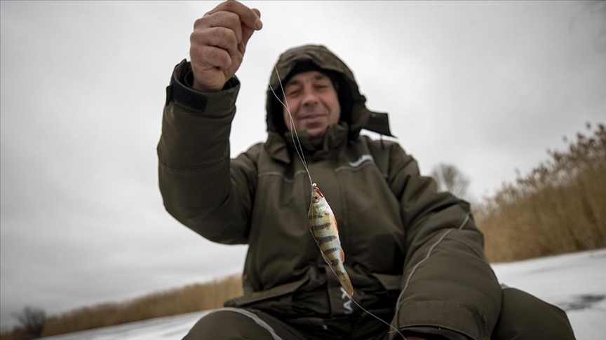 Ukrayna'da Harkiv bölgesi sakinleri buzla kaplı gölde balık tutarak savaşın stresini atmaya çalışıyor