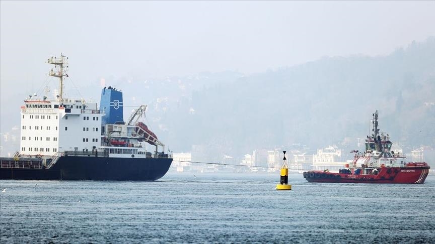 Севшее на мель у берегов Стамбула судно отбуксировали 