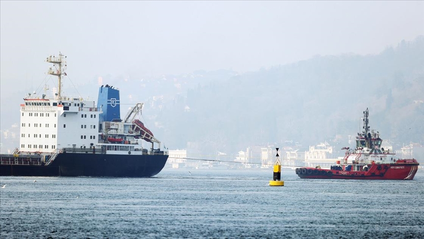 İstanbul Boğazı'nda karaya oturan yük gemisi kurtarıldı