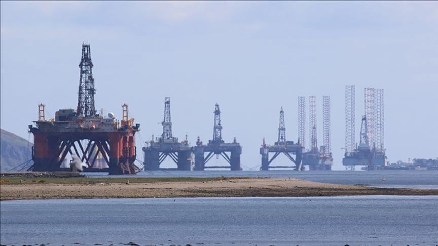 Цены на нефть колеблются из-за неопределенности на рынках