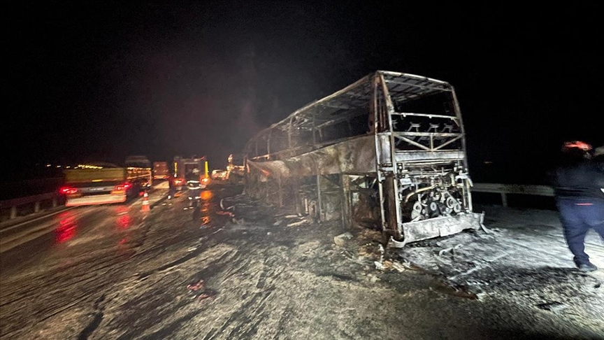 Mersin'de otobüsün tıra çarpması sonucu 2 jandarma uzman çavuş şehit oldu, 1 göçmen öldü