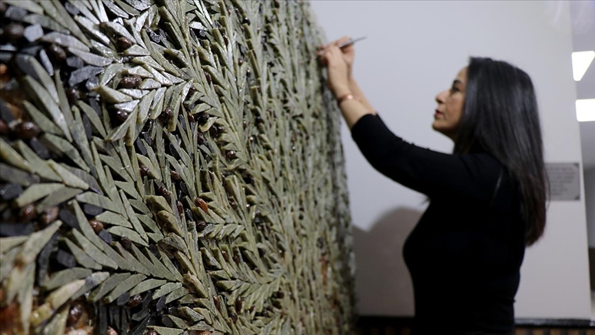 500 bin doğal taşla 3 boyutlu zeytin ağacı mozaiği yaptı