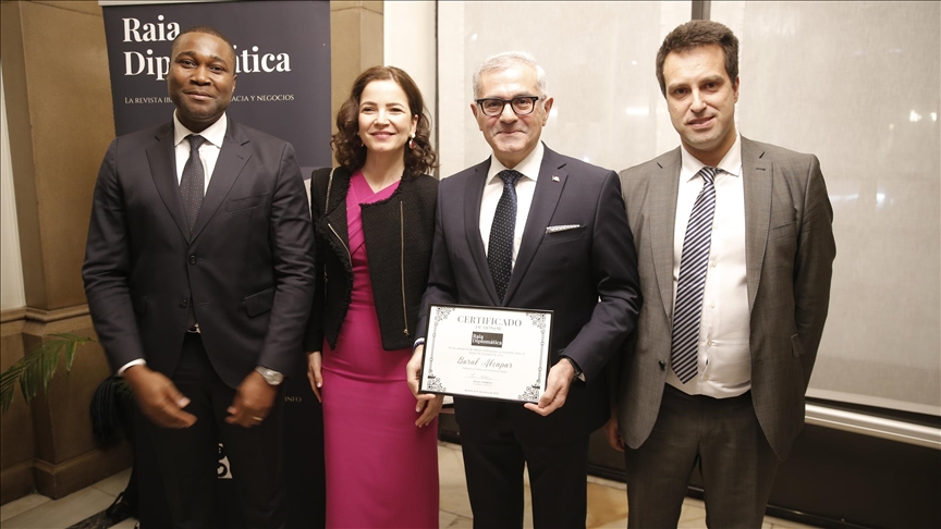 İspanya'da Türkiye'nin Madrid Büyükelçisi Akçapar'a "en iyi büyükelçi" ödülü verildi