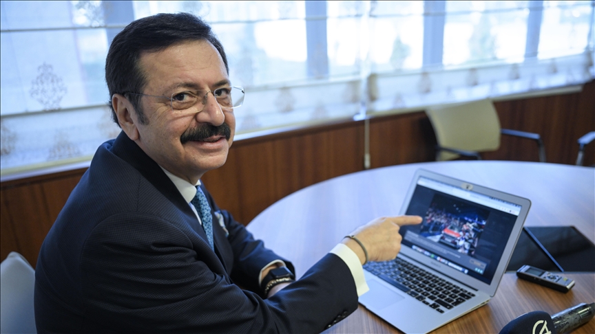 Togg Yönetim Kurulu Başkanı Hisarcıklıoğlu, oyunu "TOGG'un ilk yolculuğu" adlı fotoğrafa verdi