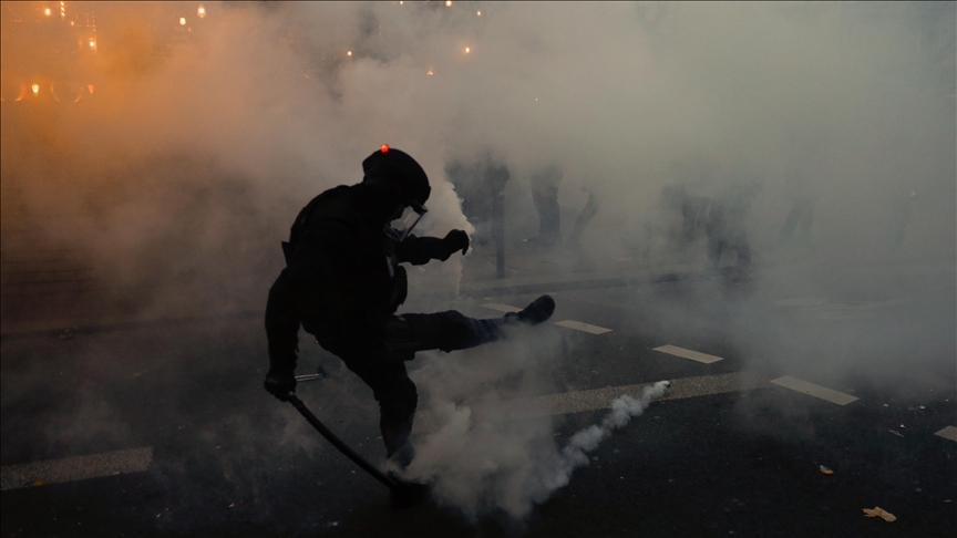 Manifestantes se enfrentan a la Policía en protestas contra reforma a las pensiones en París, Francia