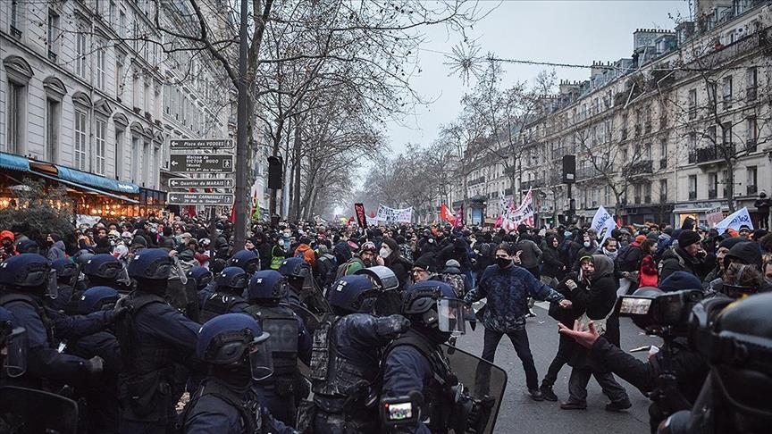 Более 1 млн французов вышли на акции протеста против пенсионной реформы