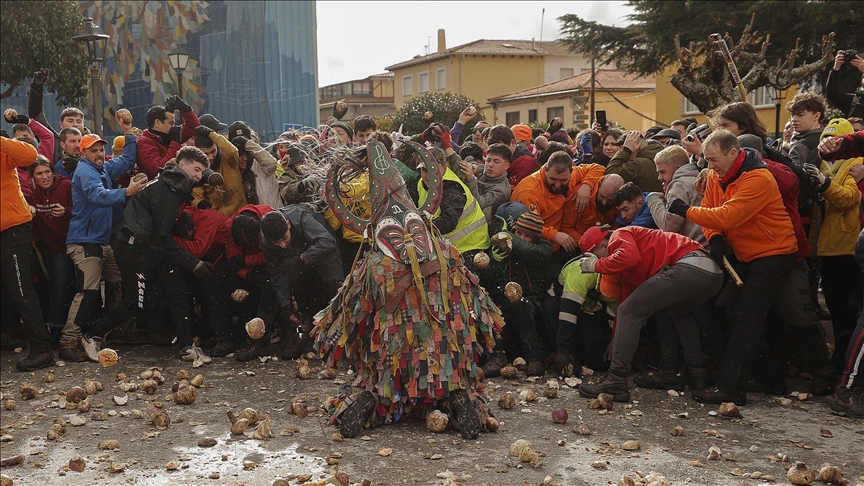 İspanya’daki festivalde 30 ton turp, kötülükleri kovmak için zırhlı kostüm giyen kişiye fırlatıldı