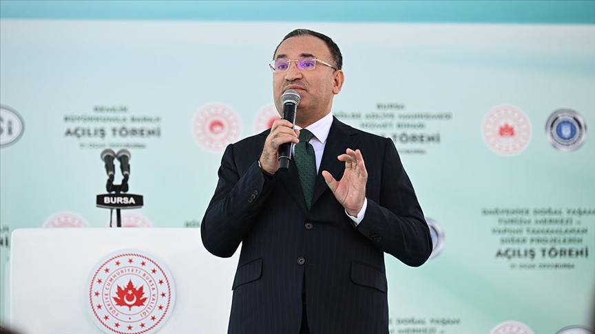 Adalet Bakanı Bozdağ: Arkasında asil ve aziz Türk milleti olan büyük bir lideri yenmeniz mümkün değildir