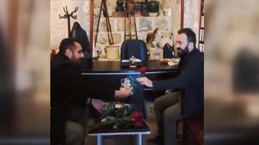 Young people in Türkiye hand out roses in churches to rebuff Quran burning in Sweden