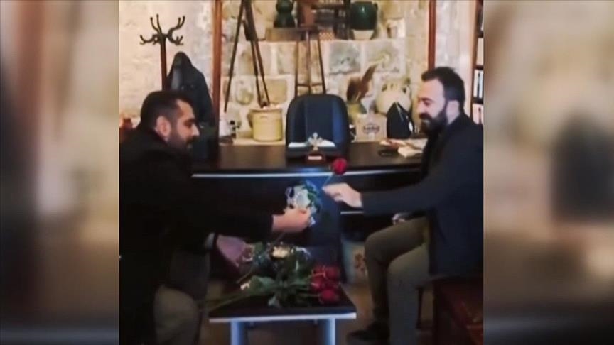 Jóvenes reparten rosas en iglesias de Türkiye en rechazo a quema de Corán en Suecia